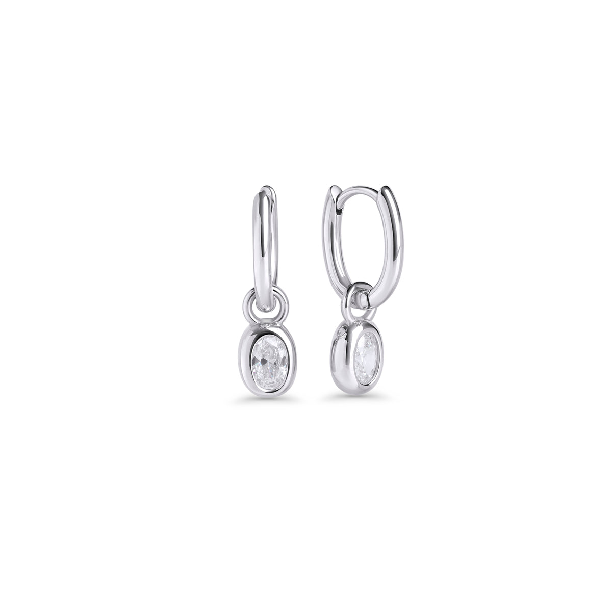 Silver hoop earrings with an oval clear stone pendant on a white background. Waterproof jewelry by Mia Bijoux Canada.
Boucles d'oreilles anneaux argentées avec pendentif serti d'une pierre transparente ovale sur fond blanc. Bijoux résistants à l'eau par Mia Bijoux Canada.