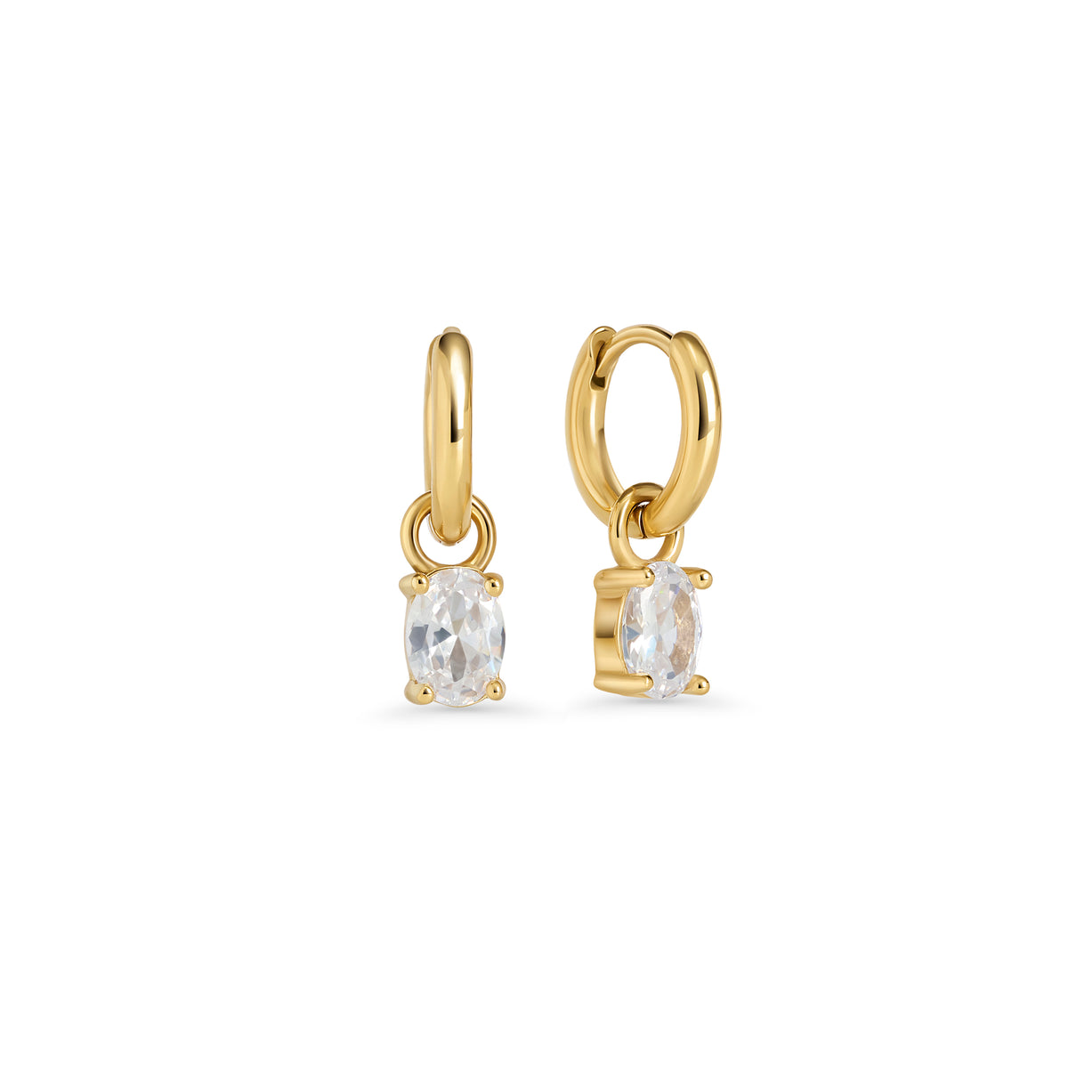 Gold hoop earrings with an oval clear stone pendant in a prong setting on a white background. Jewelry by Mia Bijoux Canada.
Boucles d'oreilles anneaux dorées avec pendentif serti sur griffes d'une pierre transparente ovale sur fond blanc. Bijoux par Mia Bijoux Canada.