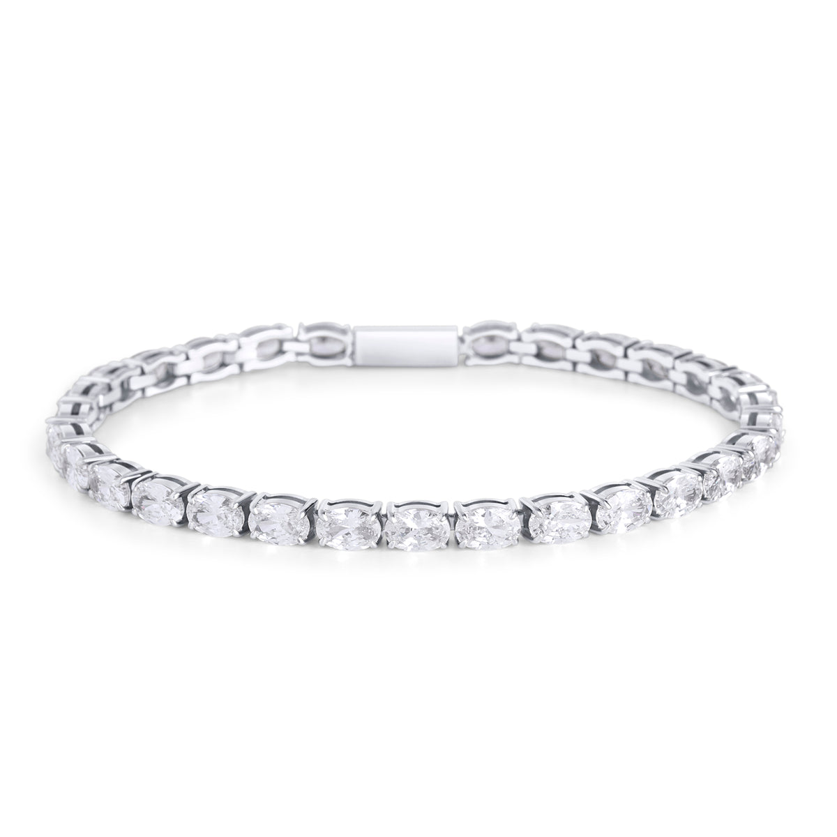 A silver tennis bracelet set with a continuous row of oval clear stones, shown on a clean white background. Waterproof, stainless steel and allergy free. By MIAJWL.

Bracelet tennis argenté serti d'une rangée continue de pierres transparentes ovales, présenté sur fond blanc épuré. Résistant à l'eau, en acier inoxydable et hypoallergénique. Par MIAJWL.