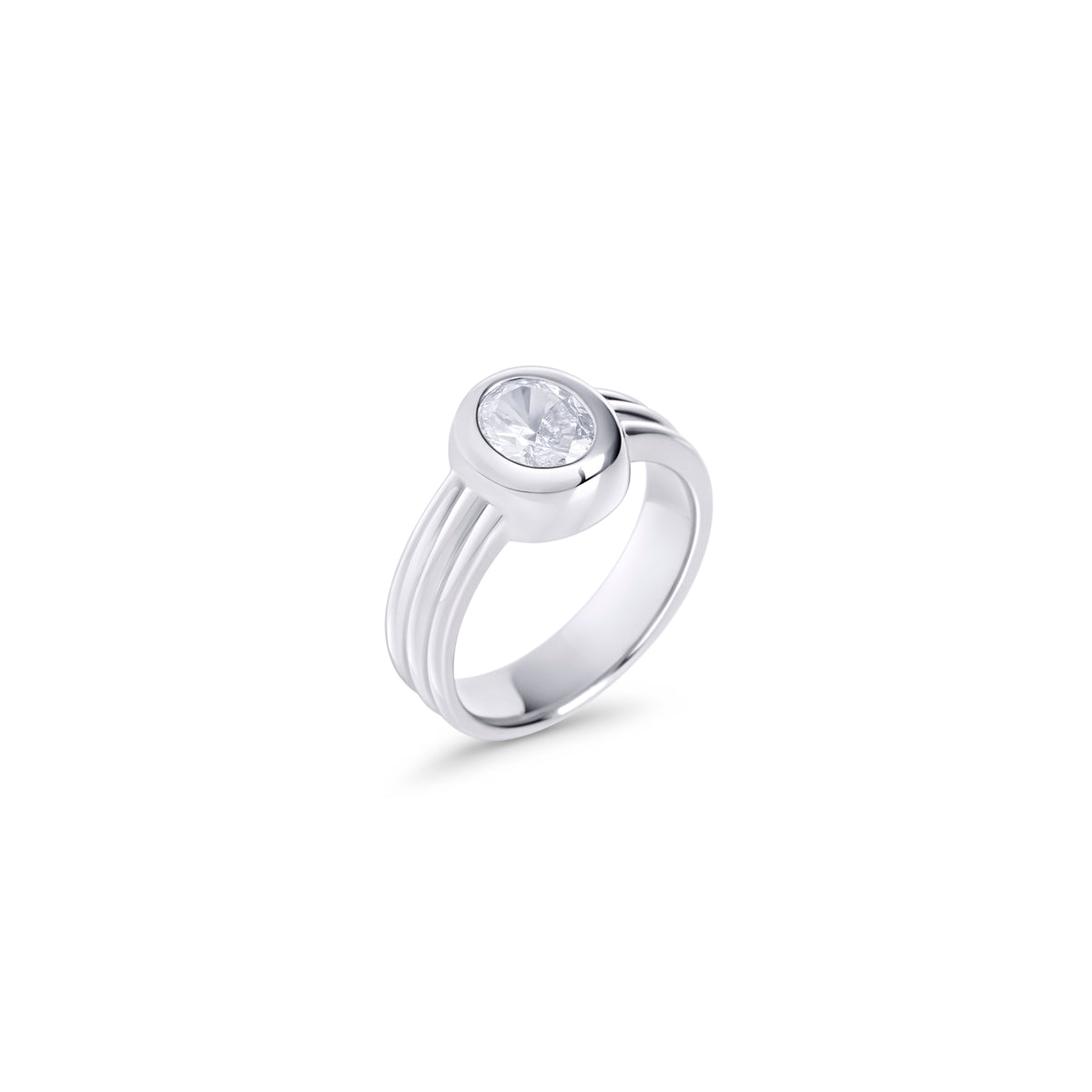 Silver ring with a round clear stone and a ridged band on a white background. Nickel-free, waterproof & tarnish-resistant stainless steel ring for sensitive skin, minimalist luxury jewelry by Mia Bijoux Canada.

Bague argentée sertie d'une pierre transparente ronde, à anneau strié, sur fond blanc. Bague en acier inoxydable sans nickel, résistante à l'eau et anti-ternissement pour peaux sensibles, bijouterie de luxe minimaliste par Mia Bijoux Canada.