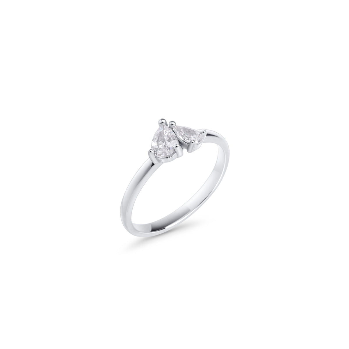 Slim silver ring with two pear-cut clear stones set side by side on a white background. Nickel-free, waterproof & tarnish-resistant stainless steel ring for sensitive skin, minimalist luxury jewelry by Mia Bijoux Canada.

Bague fine argentée sertie de deux pierres transparentes taille poire côte à côte sur fond blanc. Bague en acier inoxydable sans nickel, résistante à l'eau et anti-ternissement pour peaux sensibles, bijouterie de luxe minimaliste par Mia Bijoux Canada.