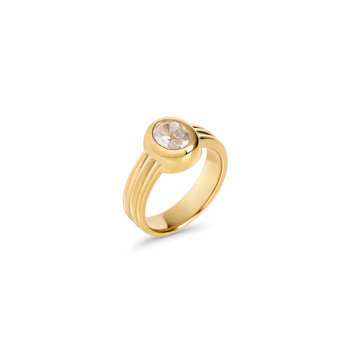 Gold ring with a round clear stone and a ridged band on a white background. Nickel-free, waterproof & tarnish-resistant stainless steel ring for sensitive skin, minimalist luxury jewelry by Mia Bijoux Canada.

Bague dorée sertie d'une pierre transparente ronde, à anneau strié, sur fond blanc. Bague en acier inoxydable sans nickel, résistante à l'eau et anti-ternissement pour peaux sensibles, bijouterie de luxe minimaliste par Mia Bijoux Canada.